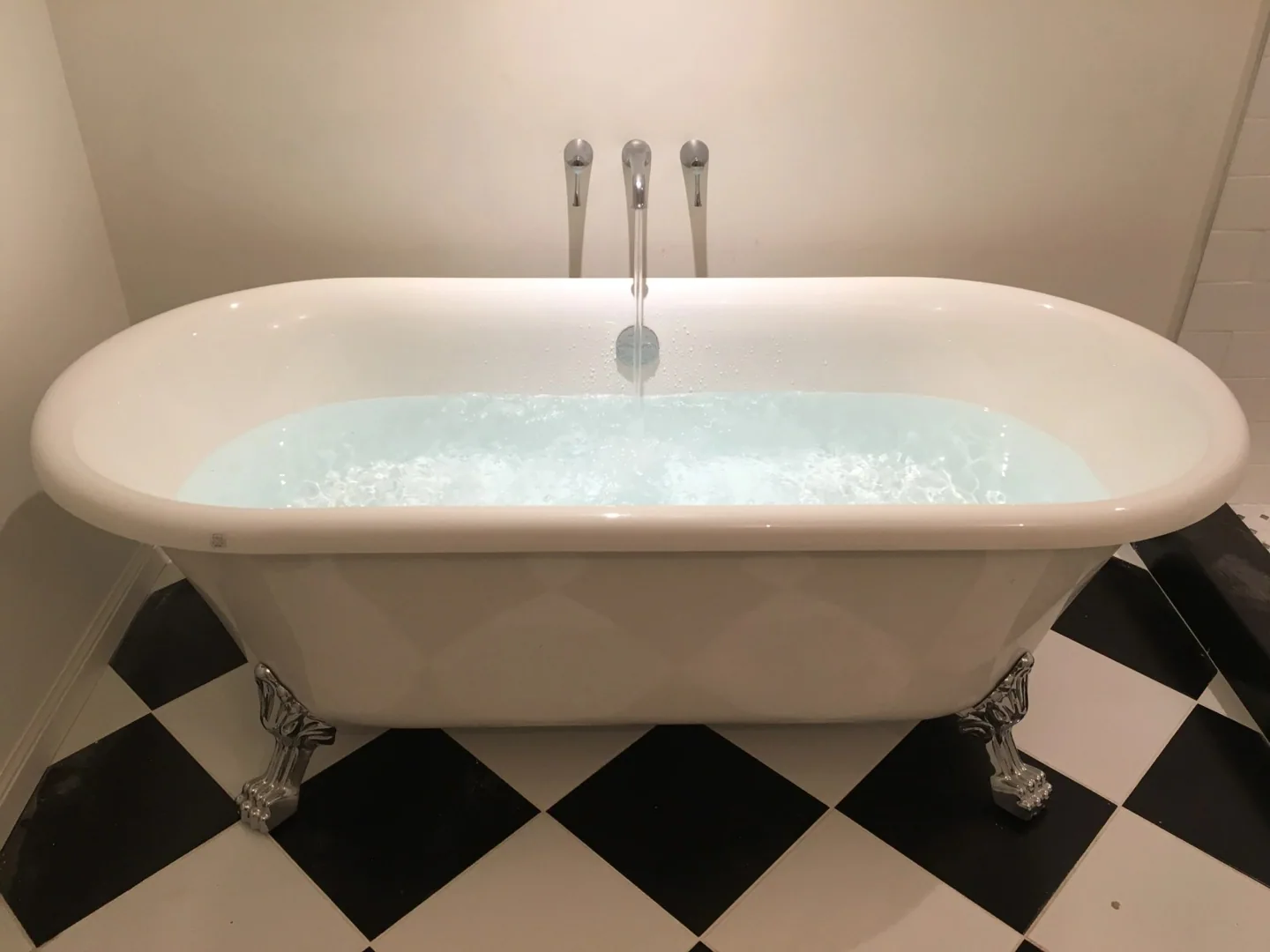 Tubs & fixtures — photo 15