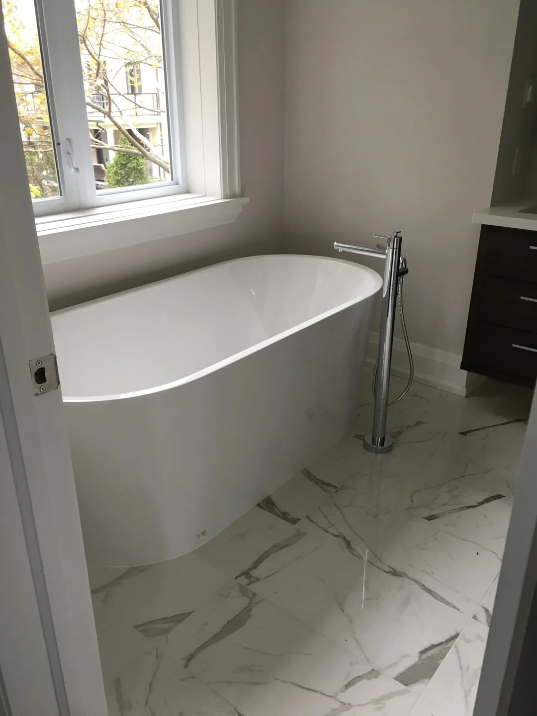 Tubs & fixtures — photo 12